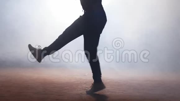 白人女孩跳嘻哈舞视频的预览图