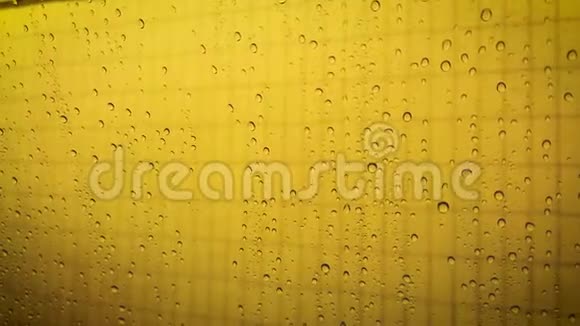 色彩背景上的水滴视频的预览图