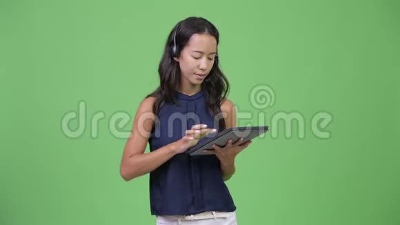 年轻漂亮的多民族女商人以数字平板电脑为呼叫中心代表视频的预览图