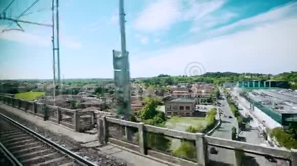 从火车窗口查看从高速列车上可以看到美丽的景色可以俯瞰小镇视频的预览图