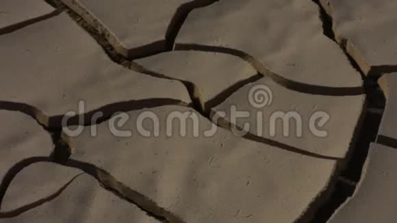 阿联酋沙漠中阳光下的干泥设计缩放视频的预览图
