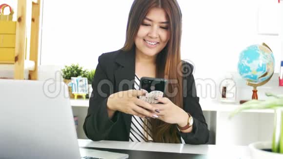 亚洲女人用手机商业经济概念视频的预览图