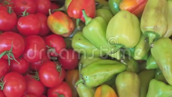 新鲜蔬菜青椒和红西红柿供当地食品市场销售视频的预览图