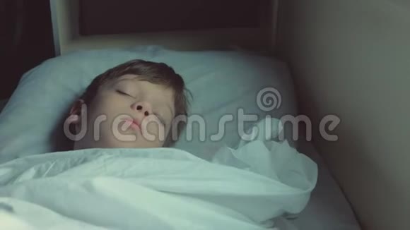 男孩正睡在一辆移动火车的车里一大早脸特写视频的预览图