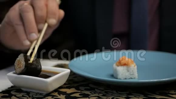 一个年轻漂亮的女人在咖啡馆喝红酒和打电话还有一个穿着西装的商人在咖啡馆吃寿司视频的预览图