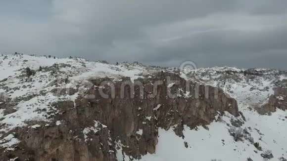 石质冰雪覆盖高原的鸟瞰图视频的预览图