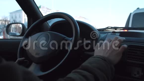 那个人手控制着汽车司机使用智能手机作为GPS导航器视频的预览图