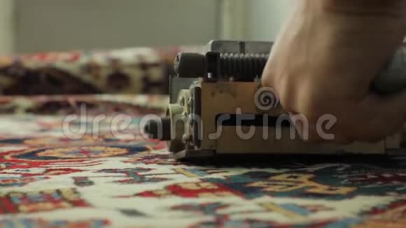 一个人用一台特制的织布机切地毯准备中的漂亮地毯视频的预览图