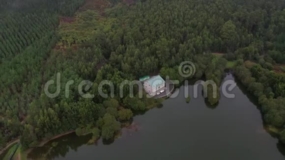 在森林顶景的湖上孤独的房子视频的预览图
