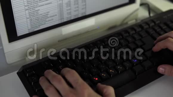侦探正在用电脑做慢动作手和键盘特写视频的预览图