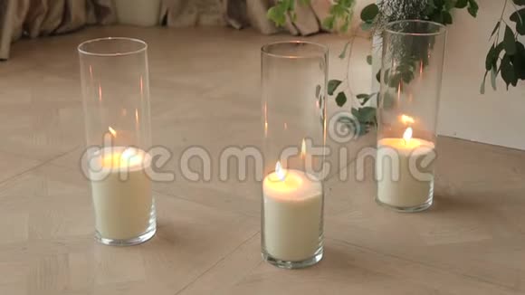 婚礼装饰玻璃瓶中的蜡烛站在地板上视频的预览图
