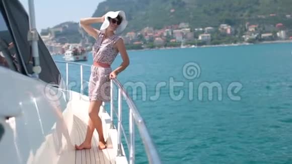 夏天女孩站在游艇上视频的预览图