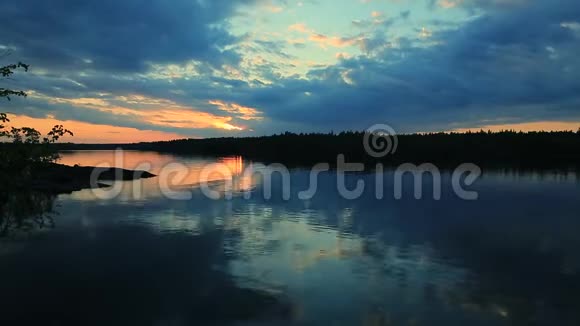 美丽的云景和落日透过云层映照湖面延时视频视频的预览图