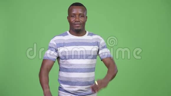 年轻快乐的非洲男人做手势视频的预览图