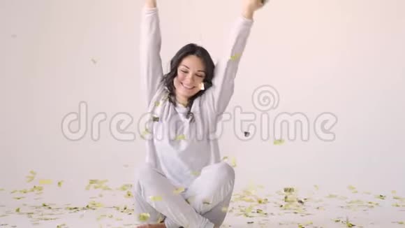 一个女人庆祝在雨中高兴从糖果成功聚会庆祝理念年轻女孩跳舞视频的预览图