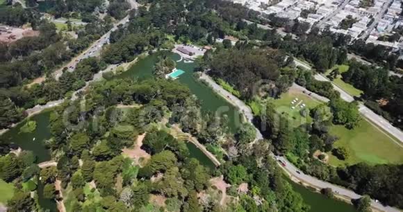 旧金山金门公园和湖泊的空中飞行视频的预览图