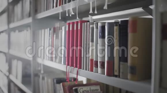 图书馆内部有书的书架视频的预览图