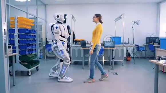 一个机器人和一个女人拥抱机器人与人的关系概念视频的预览图