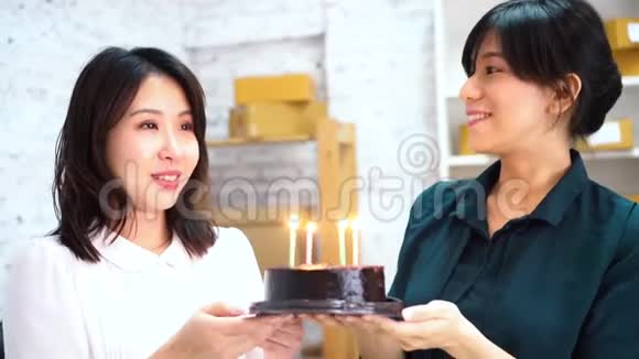 亚洲女商人在办公室庆祝生日视频的预览图