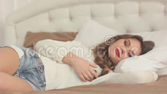 一个女人在床上醒来视频的预览图