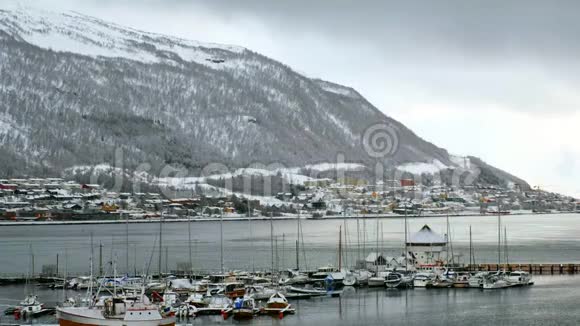 冬季挪威特罗姆瑟港的船景视频的预览图