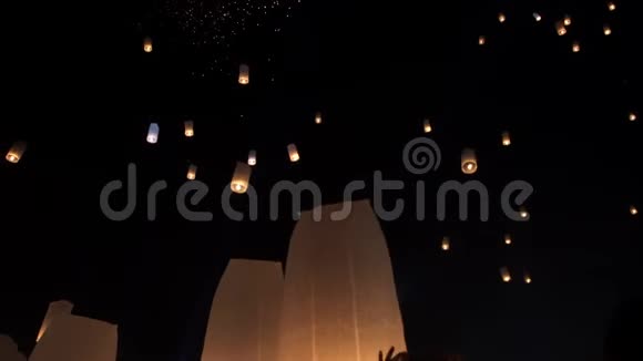 千盏灯笼漂浮在洛伊克拉通夜空泰国著名的节日视频的预览图