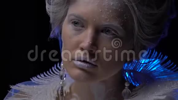 霜雪皇后脸上有雪花合上视频的预览图