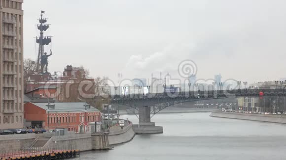 阴天的莫斯科城市景观河流纪念碑和工业建筑背景视频的预览图