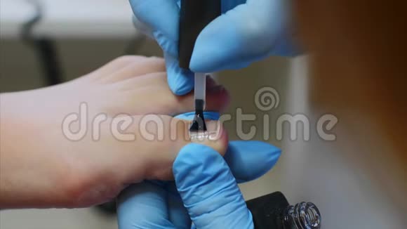 美容师用透明的紫胶底座涂指甲视频的预览图