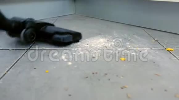 用灰瓦和散落在地板上的玉米片和面粉吸尘弄脏了厨房的地板视频的预览图