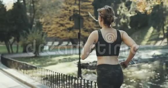运动健身模型运动跑步服装带气荚耳机耳白手免费适合听音乐视频的预览图