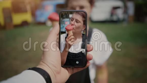 青少年在智能手机上吃冰淇淋的照片视频的预览图