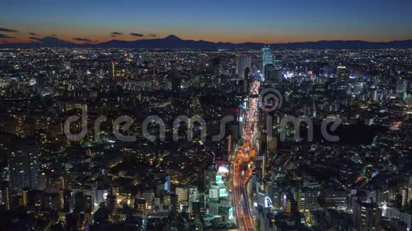 东京涩谷和富士山黄昏时分视频的预览图
