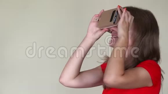 情绪化的女孩从虚拟现实眼镜中被吓到了特写视频的预览图