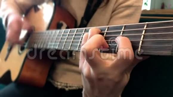 女性手弹吉他一个快乐无忧无虑的女孩弹吉他视频的预览图