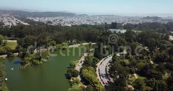 旧金山金门公园和湖边的空中汽车视频的预览图