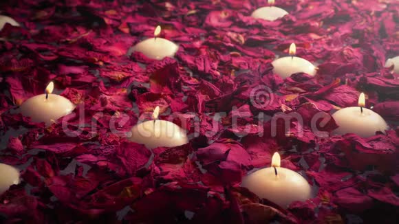 带蜡烛和玫瑰花瓣的豪华浴室视频的预览图
