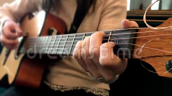 女性手弹吉他一个快乐无忧无虑的女孩弹吉他视频的预览图