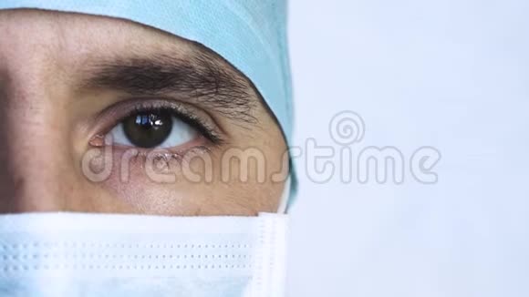 在医院或诊所为手术准备好口罩和耳机的外科医生或医生的特写外科医生的笑容很安全视频的预览图