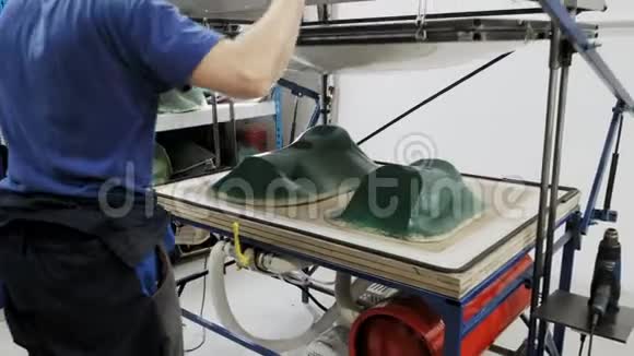 热成型机工人为机器人制造形状或部件视频的预览图