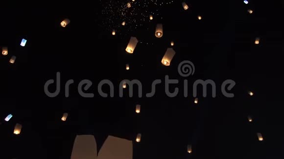 灯笼飘浮在洛伊克拉通夜空泰国著名节日视频的预览图