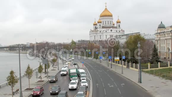 大城市大型正统寺庙附近的城市堤岸交通视频的预览图