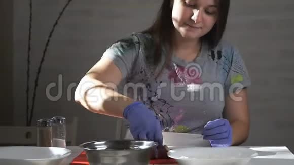 女厨师把生肉包在鸡蛋和面粉里在家煮生肉视频的预览图