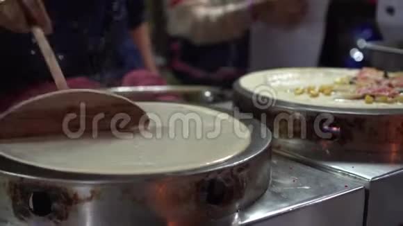 泰式薄煎饼烹饪当地街头美食视频的预览图