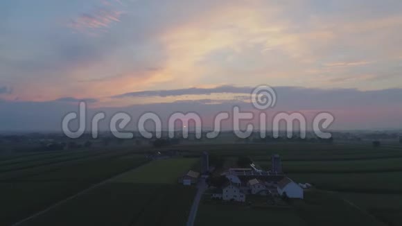 雾蒙蒙的夏日清晨亚米什农场土地的日出视频的预览图