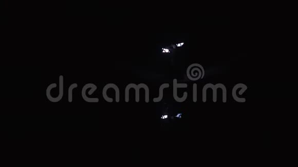 穿着黑色服装的马戏团艺术家用LED设备做戏法视频的预览图
