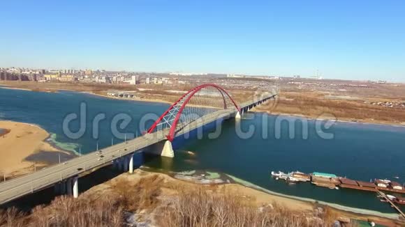 空中无人机射击飞越公路桥视频的预览图