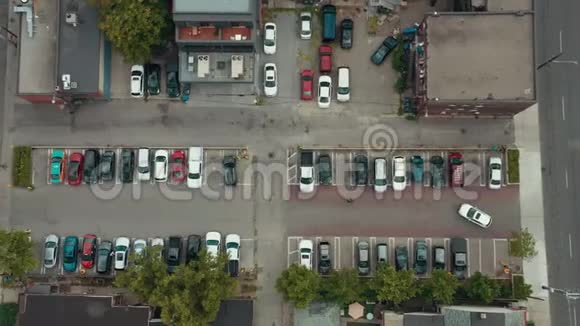 一个大城市停车场的空中建立镜头视频的预览图