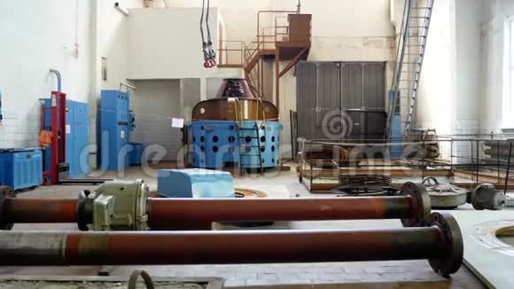 水处理厂室内地板上的大管道准备饮用水的处理设施视频的预览图