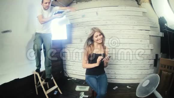 一个男人向一个漂亮的女孩扔钱视频的预览图